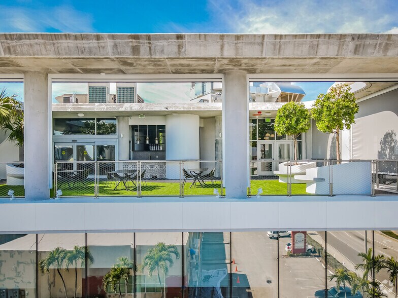 More Photos Of 2420 NE Miami Gardens Dr, Miami Office For Lease