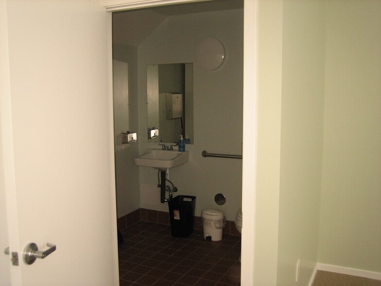 More Photos Of 6555-6557 Shattuck Ave, Oakland Office Residential For Lease