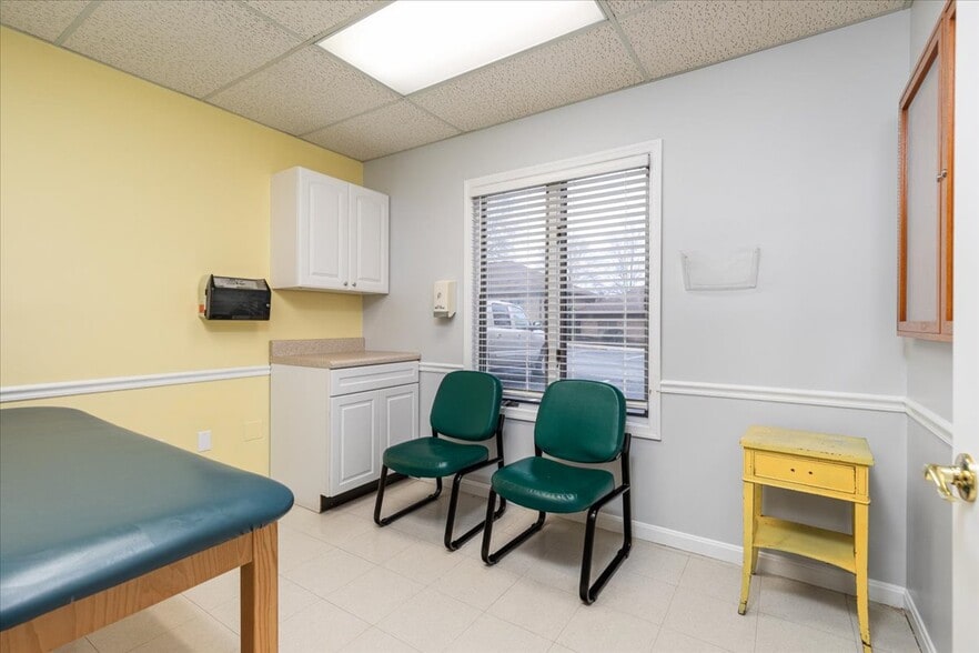 More Photos Of 10623 Crestwood Dr, Manassas Office For Sale