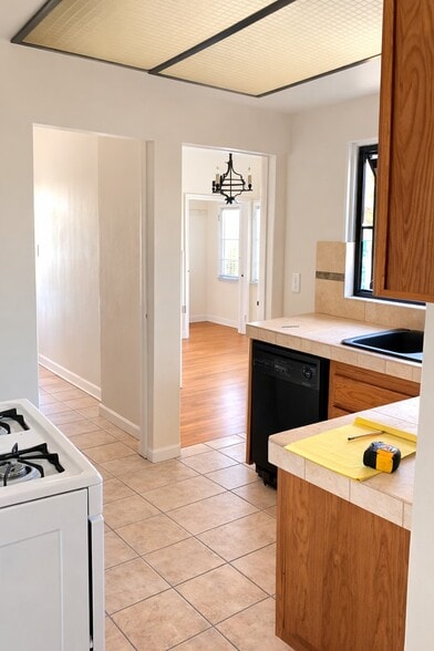 More Photos Of 3 Euclid Ave, Long Beach Multifamily For Sale