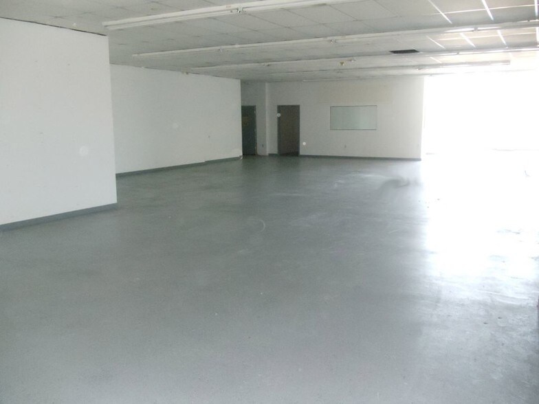 More Photos Of 9 Flint Rd, Toms River Showroom For Lease