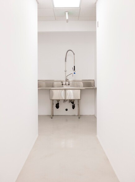 More Photos Of 4437 Telegraph Rd, Los Angeles Warehouse For Sale