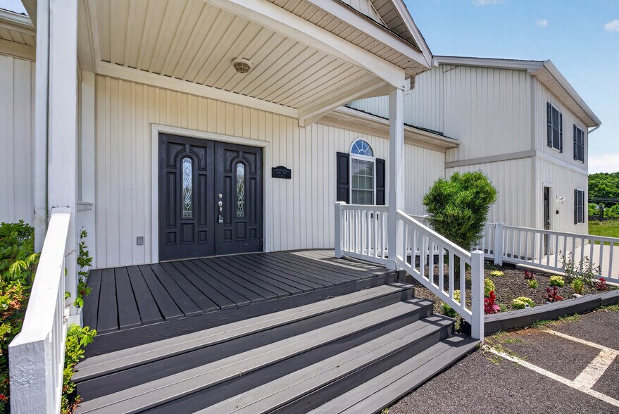 More Photos Of 168 Faulconerville Dr, Amherst Flex For Sale