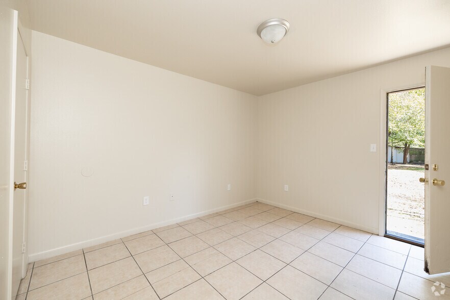 More Photos Of 125 N Davis Ln, Defuniak Springs Apartments For Sale