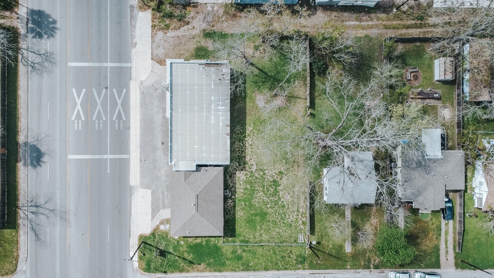 More Photos Of 305 N Laurent St, Victoria Flex For Lease