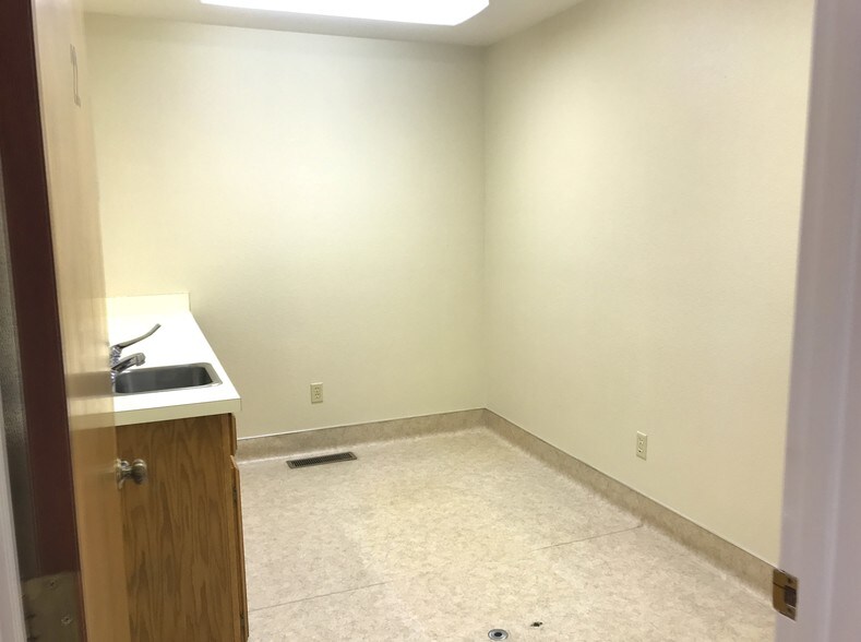 More Photos Of 901 Sunset Dr, Hollister Medical For Lease