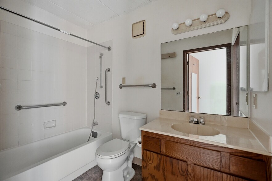 More Photos Of 985 Ivy Ave E, Saint Paul Apartments For Sale