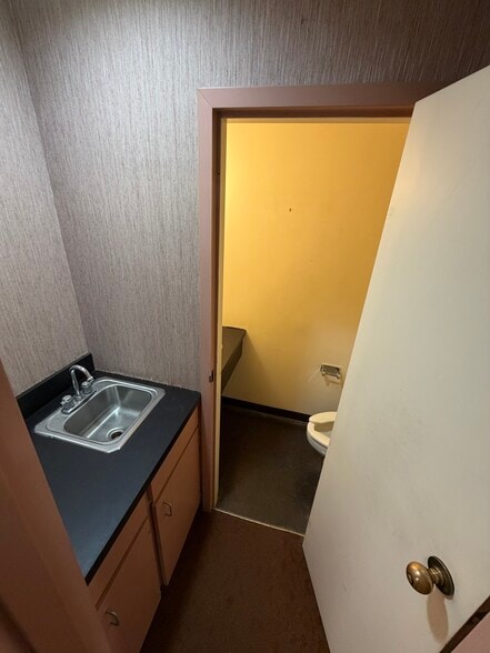 More Photos Of 9029 Metcalf Ave, Overland Park Freestanding For Sale