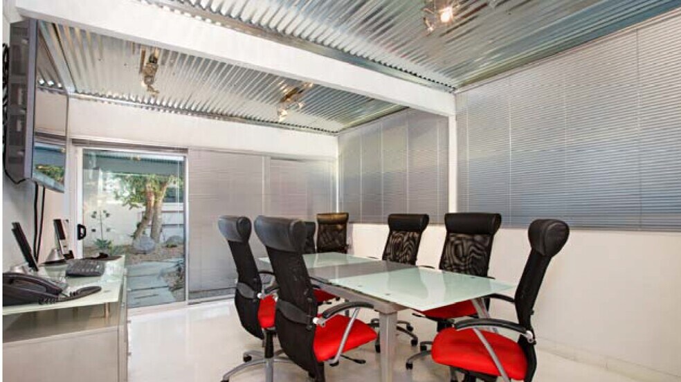 More Photos Of 550 S Oleander Rd, Palm Springs Office For Lease