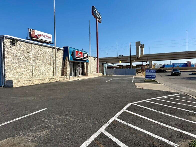 More Photos Of 5607 Kenwick St, San Antonio Showroom For Sale