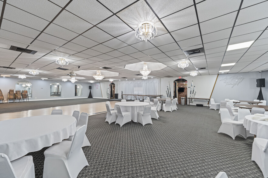 More Photos Of 10140 S Roberts Rd, Palos Hills Bar For Sale