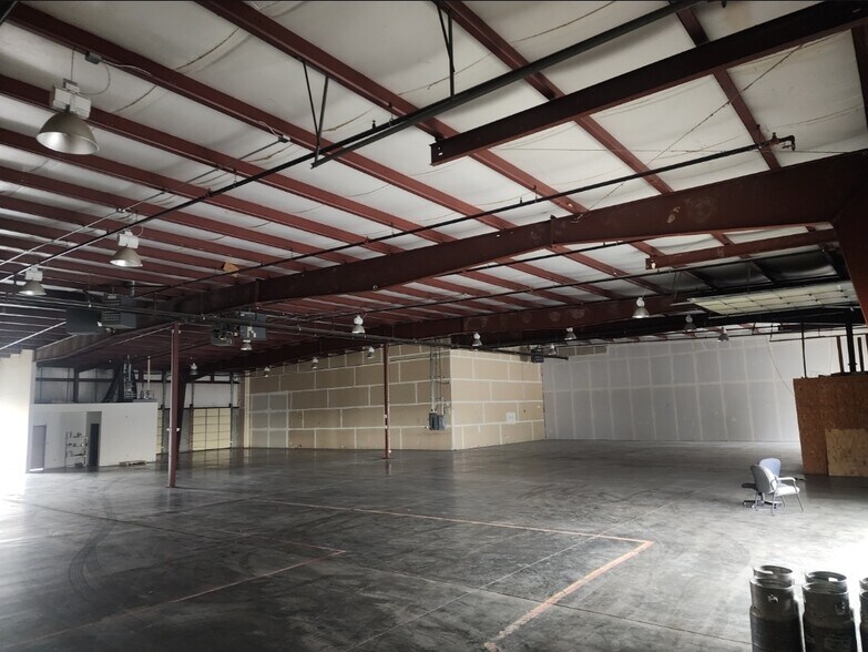 More Photos Of 1053-1071 W Innovation Dr, Kearney Warehouse For Lease