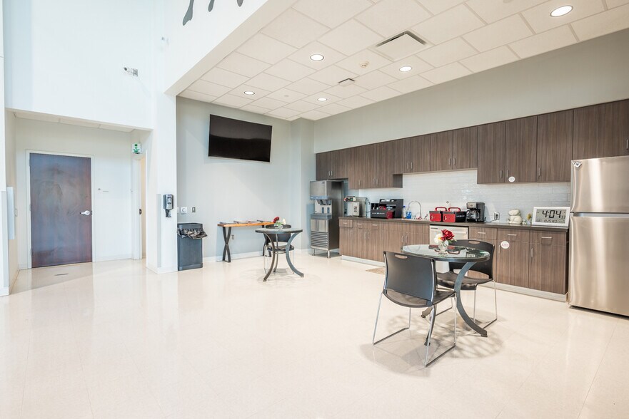 More Photos Of 225 Tomlinson Dr, Starkville Office For Sale