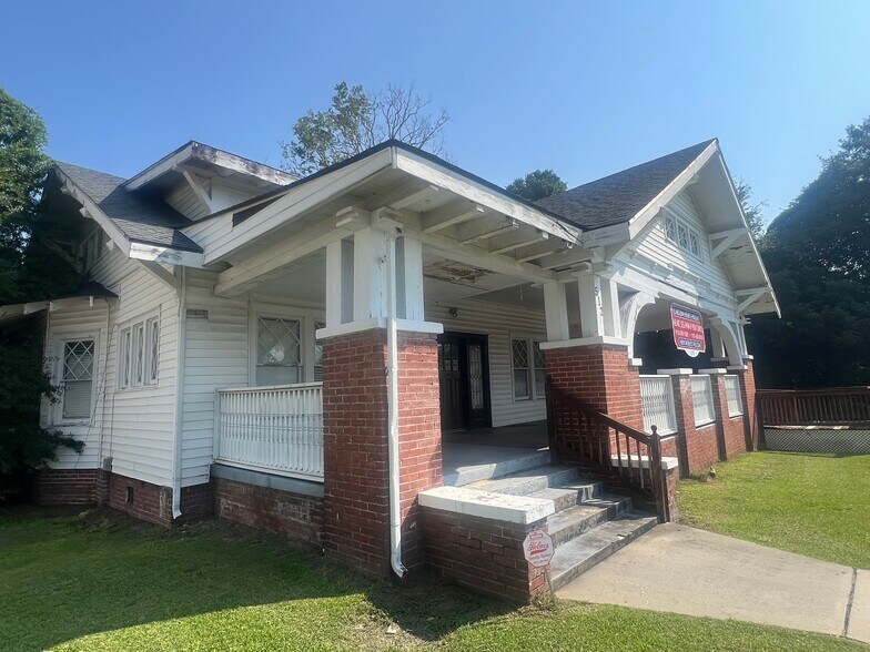More Photos Of 512 Sunset Ave, Clinton Office For Sale