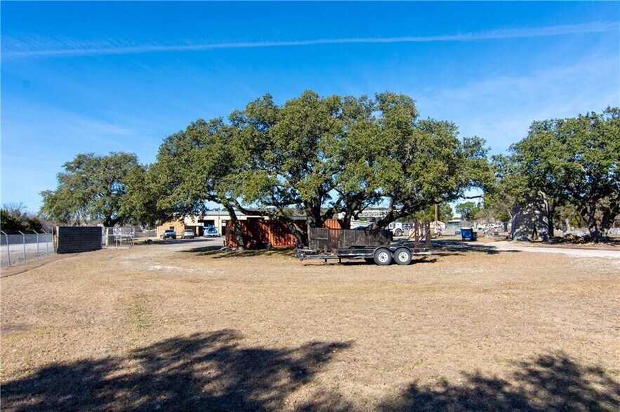 More Photos Of 500 Southland Dr, Burnet Flex For Lease