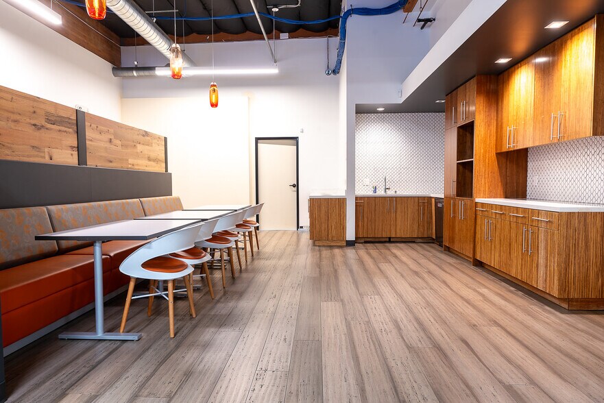 More Photos Of 6675 Mesa Ridge Rd, San Diego Office For Lease