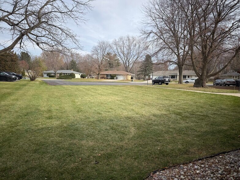 More Photos Of 870 Summit Ave, Oconomowoc Office For Sale