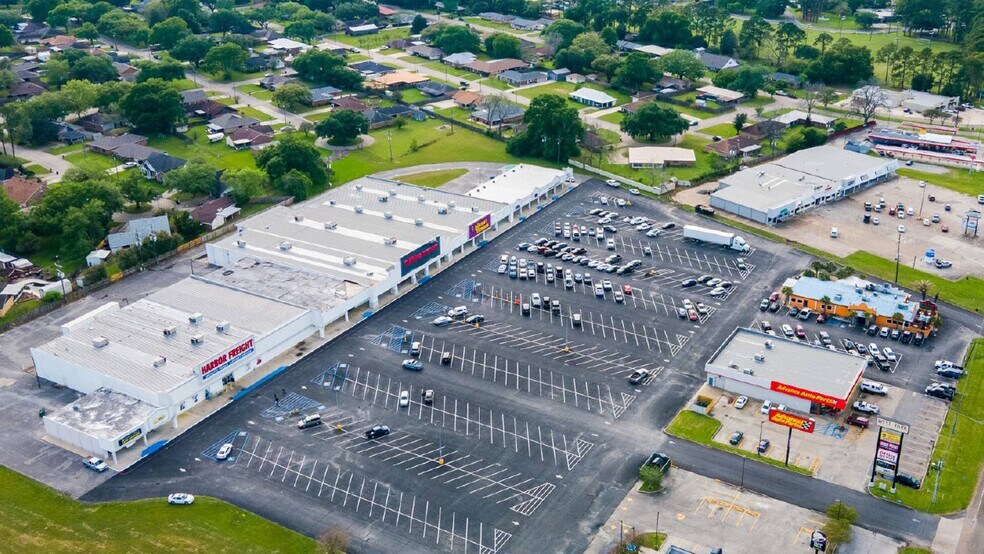 More Photos Of 800-840 E Admiral Doyle Dr, New Iberia Department Store For Sale
