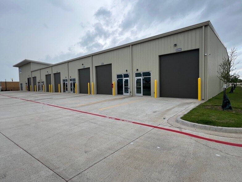 More Photos Of 1600 S Broadway Ave, Moore Self Storage For Lease