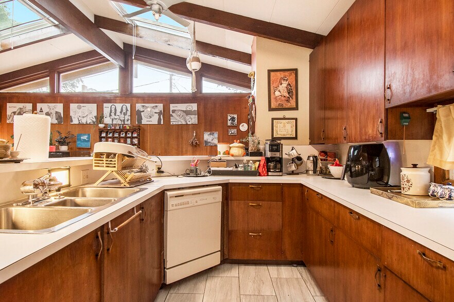 More Photos Of 121 N 35th Ave, Omaha Multifamily For Sale