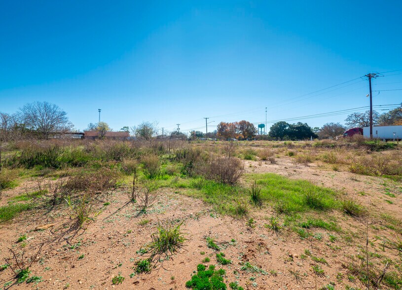 More Photos Of 1561 Pierce Street, Luling Land For Sale