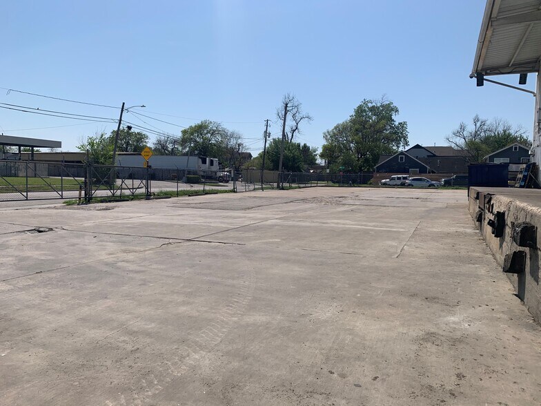 More Photos Of 1915 Airline Dr, Houston Warehouse For Lease