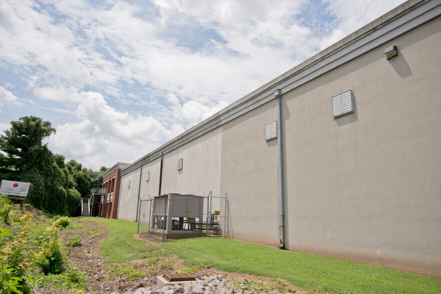 More Photos Of 745 College Dr, Dalton Manufacturing For Lease