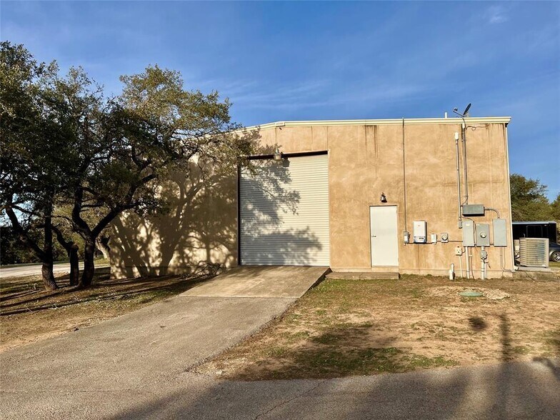 More Photos Of 15402 Dexler Dr, Austin Showroom For Lease
