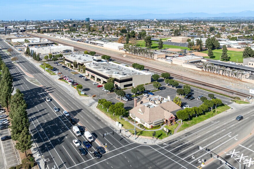 More Photos Of 1451 Edinger Ave, Tustin Showroom For Lease
