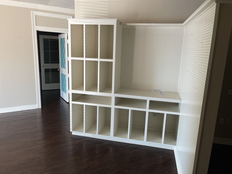 More Photos Of 404 University Dr E, College Station General Retail For Lease