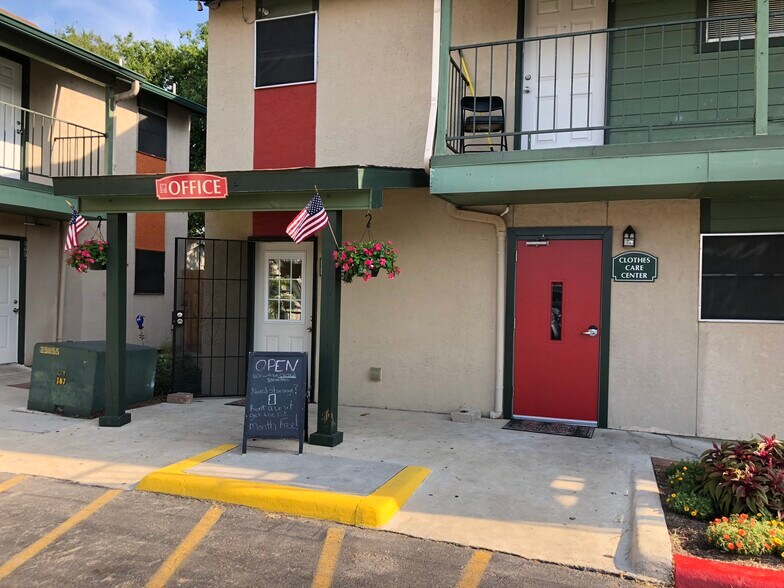 More Photos Of 811 Darby Blvd, San Antonio Apartments For Sale