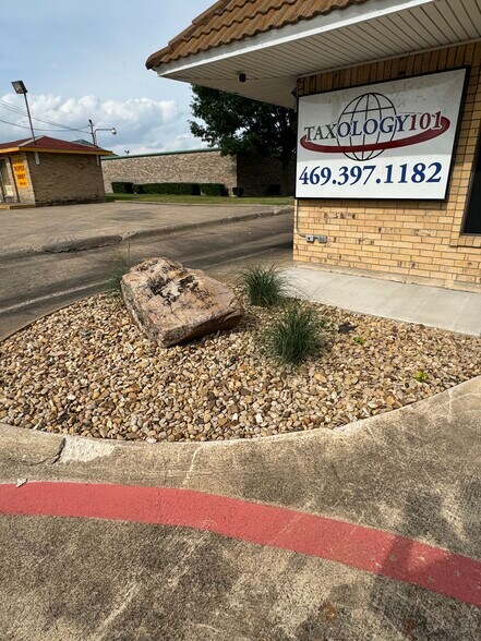More Photos Of 1472 N Hampton Rd, DeSoto Office For Lease