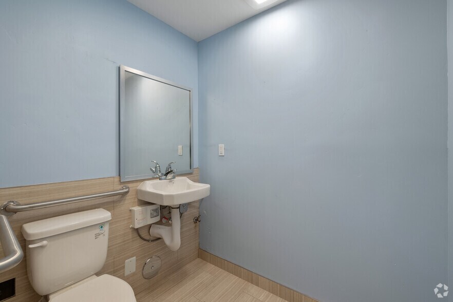 More Photos Of 7574 Trade St, San Diego Research And Development For Lease