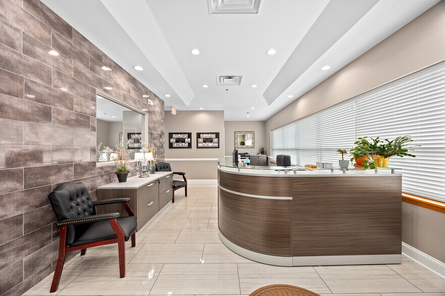 More Photos Of 2005 Bloomingdale Rd, Glendale Heights Office For Sale