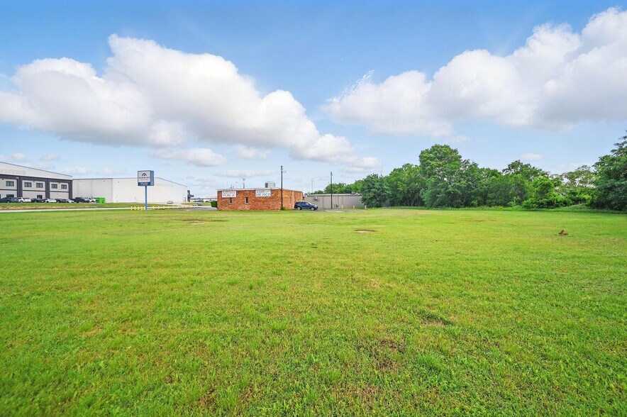 More Photos Of 4016 N Main St, Fort Worth Office For Sale