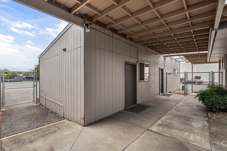 More Photos Of 125 NE Manzanita Ave, Grants Pass Medical For Sale