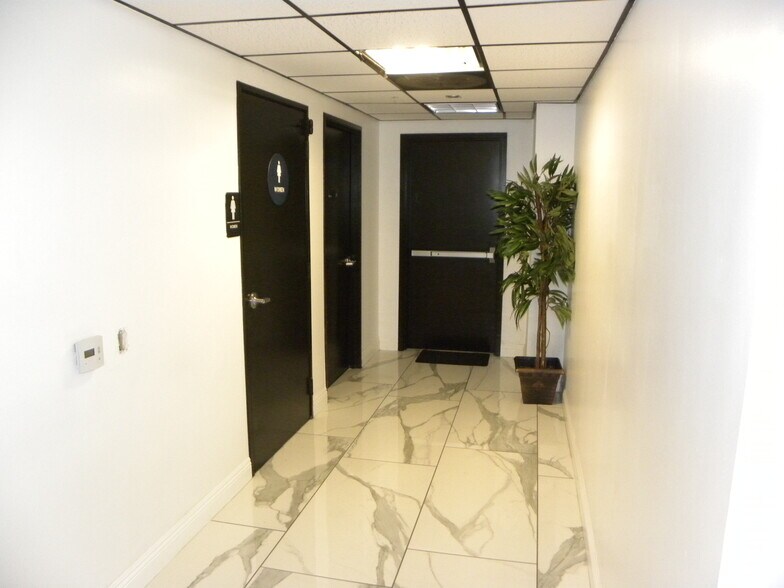 More Photos Of 4225 Crenshaw Blvd, Los Angeles Bar For Lease