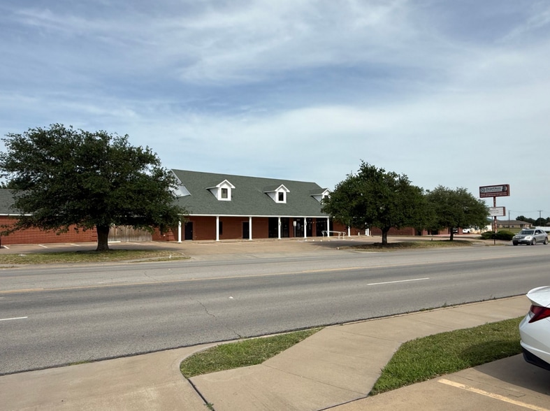 Primary Photo Of 604 N Nolan River Rd, Cleburne Freestanding For Sale