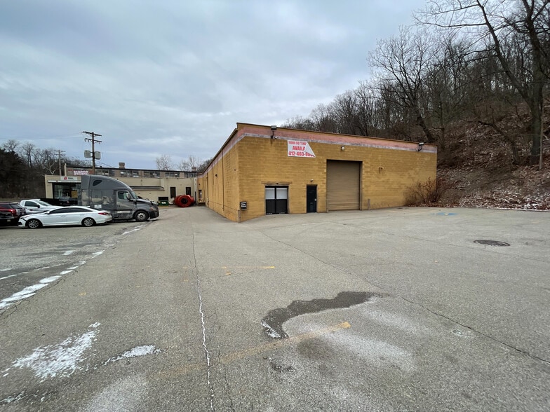 More Photos Of 1371 Saw Mill Run Blvd, Pittsburgh Warehouse For Lease
