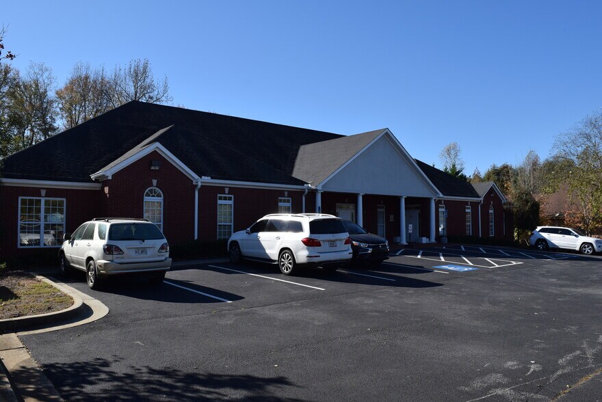 More Photos Of 115-131 N Park Trl, Stockbridge Medical For Lease