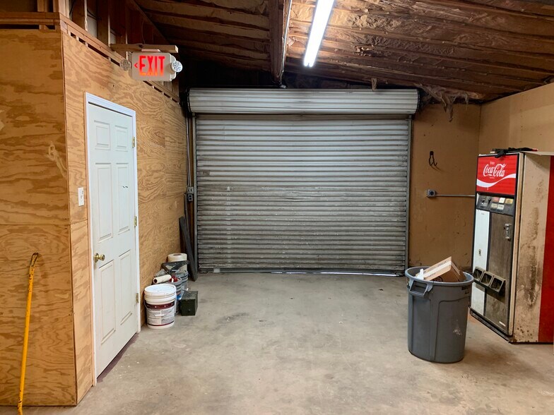 More Photos Of 4462 Oakwood Rd, Oakwood Industrial For Lease