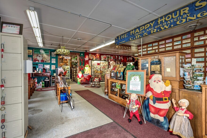 More Photos Of 890 Lake Ave, Woodstock General Retail For Sale