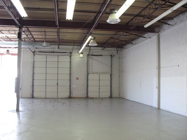 More Photos Of 150-180 Dupont St, Plainview Warehouse For Lease