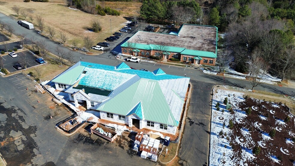 More Photos Of 15805 Brookway Dr, Huntersville Office For Lease