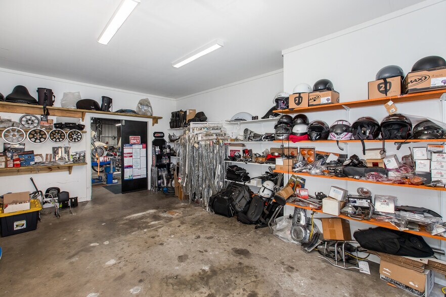 More Photos Of 17022 Cortez Blvd, Brooksville Auto Repair For Sale