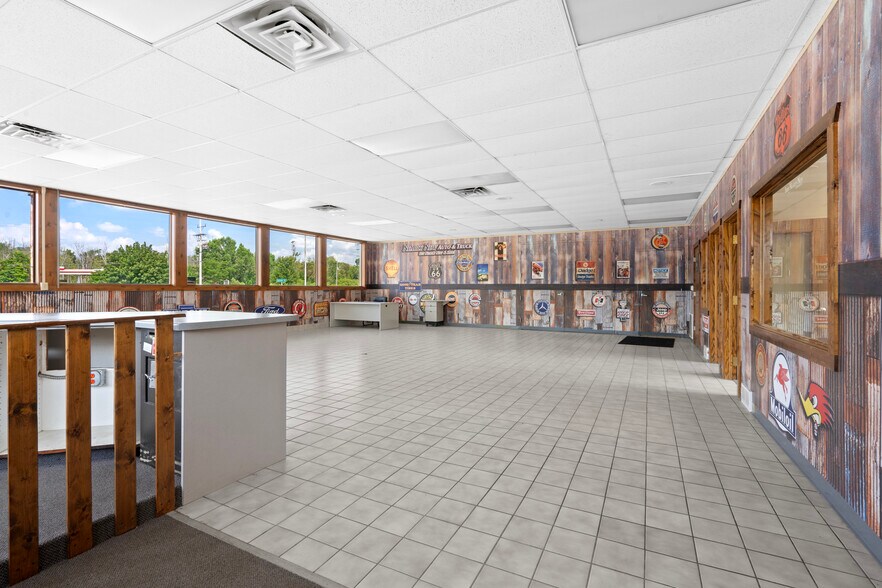 More Photos Of W7293 US Highway 10 114, Menasha Auto Dealership For Sale