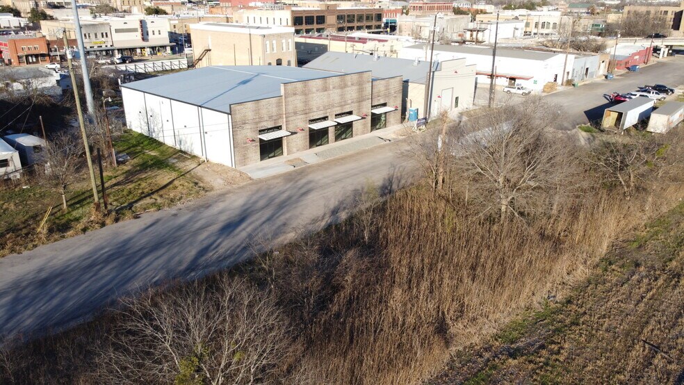 More Photos Of 202 W 1st St, Taylor Flex For Lease