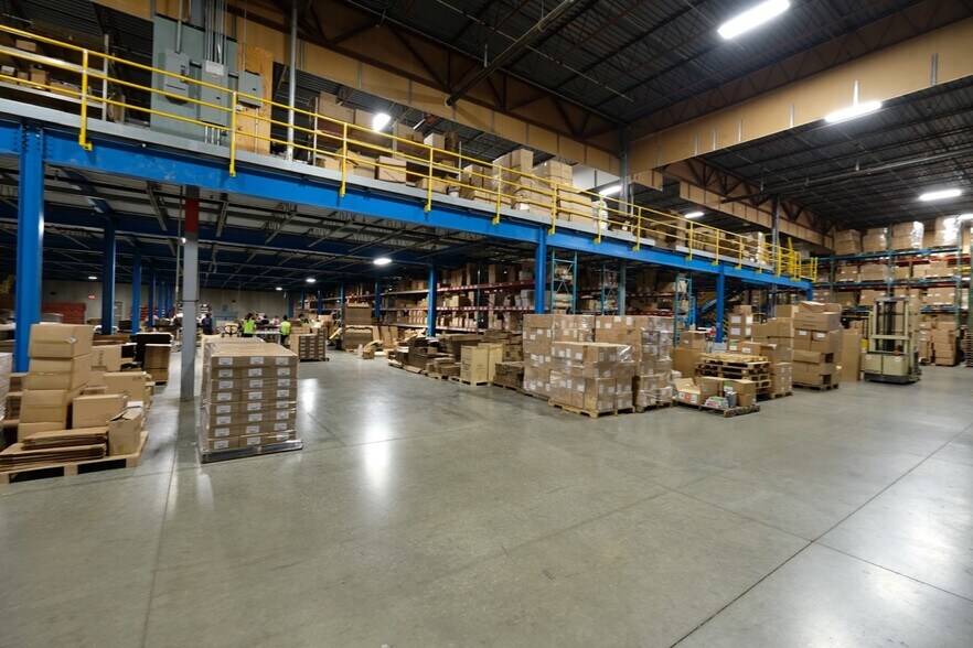 More Photos Of 6402 Corporate Dr, Indianapolis Distribution For Lease