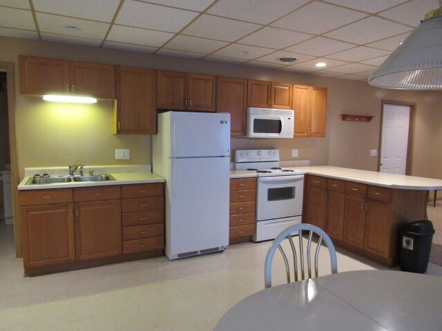 More Photos Of 301 S 7th St, Quincy Light Distribution For Sale