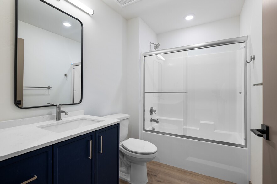 More Photos Of 2020 Wimbledon Ct, Hailey Specialty For Sale